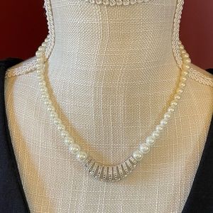 Pearl necklace with silver accent